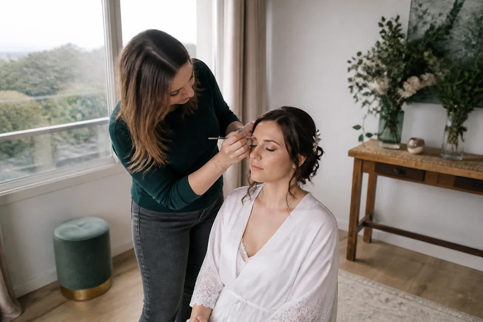 Préparation d’un maquillage de mariage — illustration générée par IA