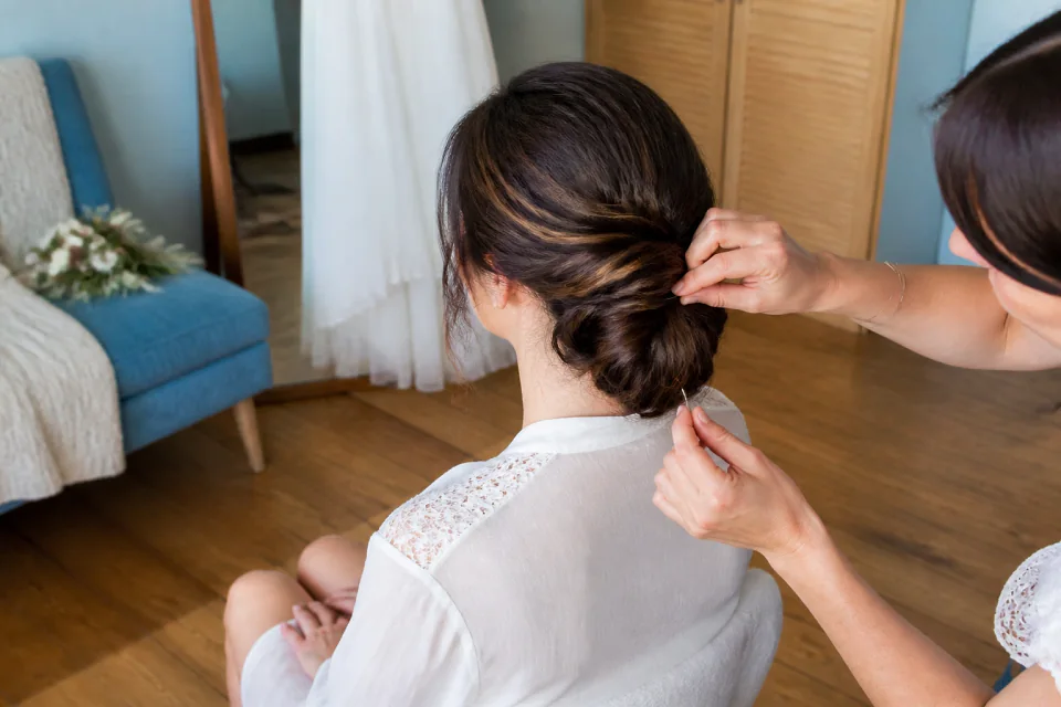 Coiffure de cérémonie vue pendant la préparation — illustration générée par IA
