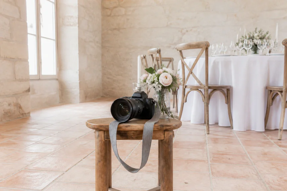Appareil photo et accessoires de reportage de mariage — illustration générée par IA