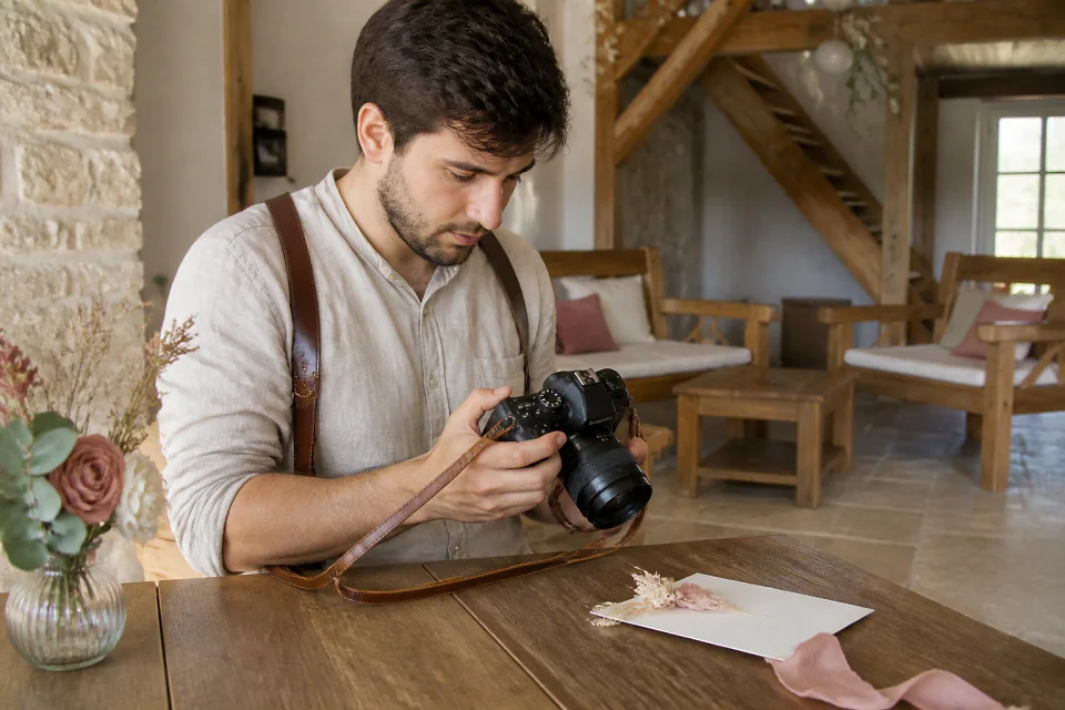 Appareil photo et accessoires de reportage de mariage — illustration générée par IA