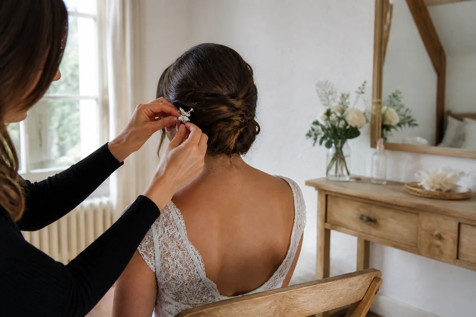 Coiffure de cérémonie vue pendant la préparation — illustration générée par IA