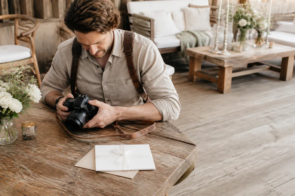 Appareil photo et accessoires de reportage de mariage — illustration générée par IA