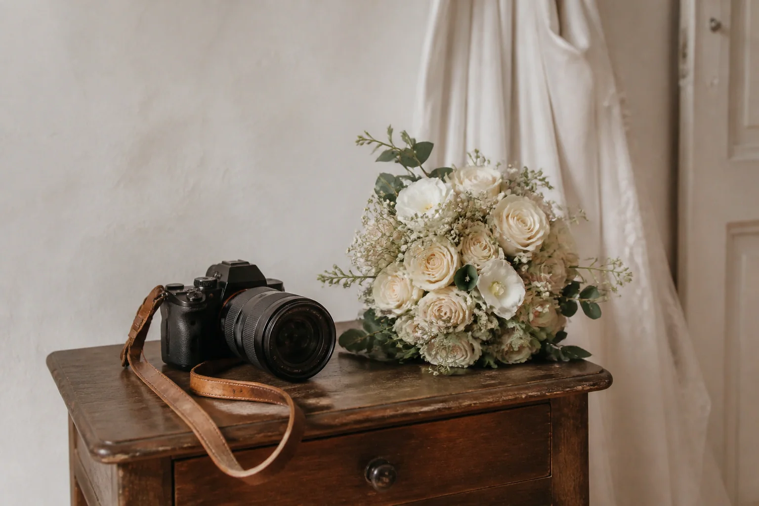 Appareil photo et accessoires de reportage de mariage — illustration générée par IA
