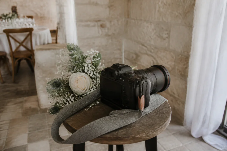 Appareil photo et accessoires de reportage de mariage — illustration générée par IA
