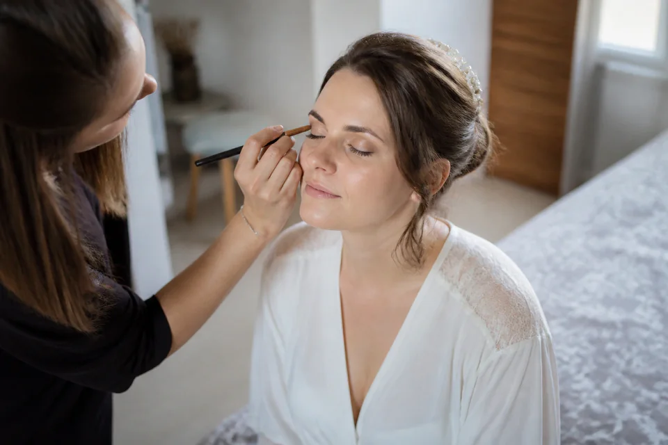 Préparation d’un maquillage de mariage — illustration générée par IA