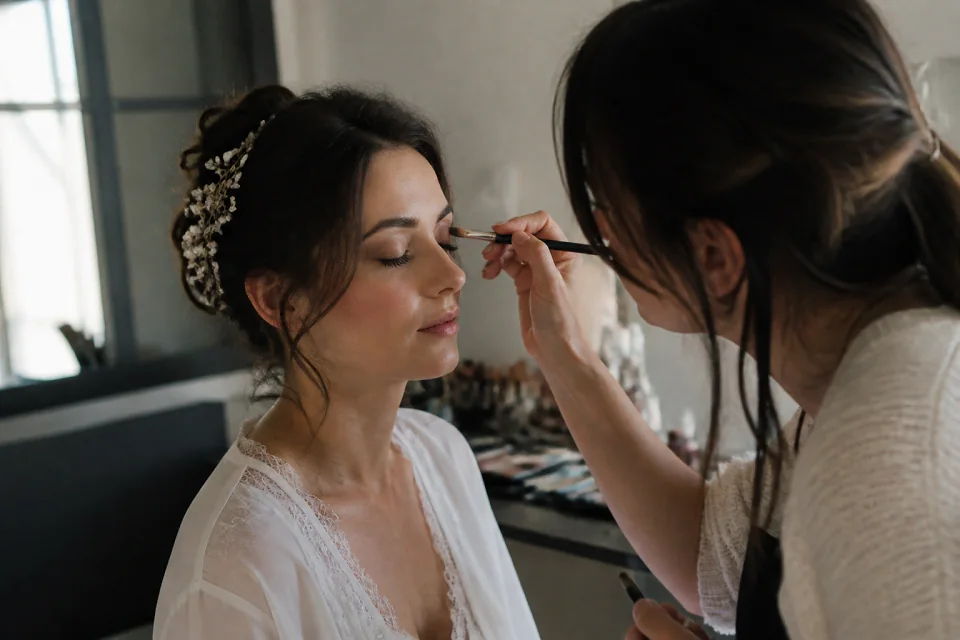 Préparation d’un maquillage de mariage — illustration générée par IA