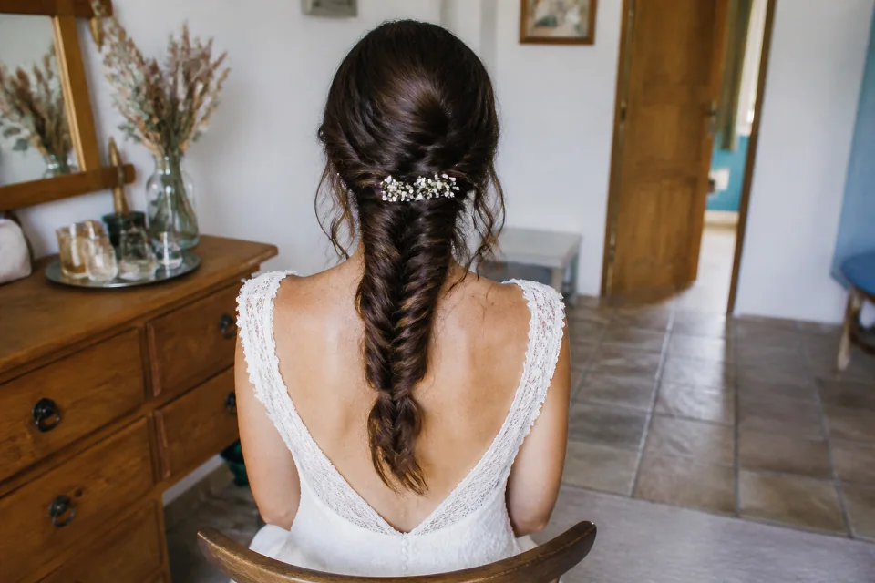 Coiffure de cérémonie vue pendant la préparation — illustration générée par IA