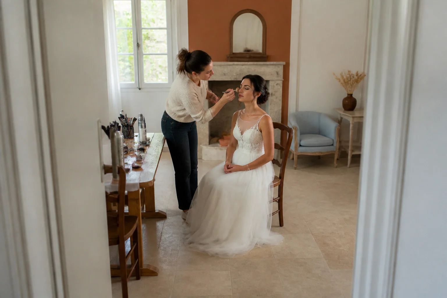 Préparation d’un maquillage de mariage — illustration générée par IA