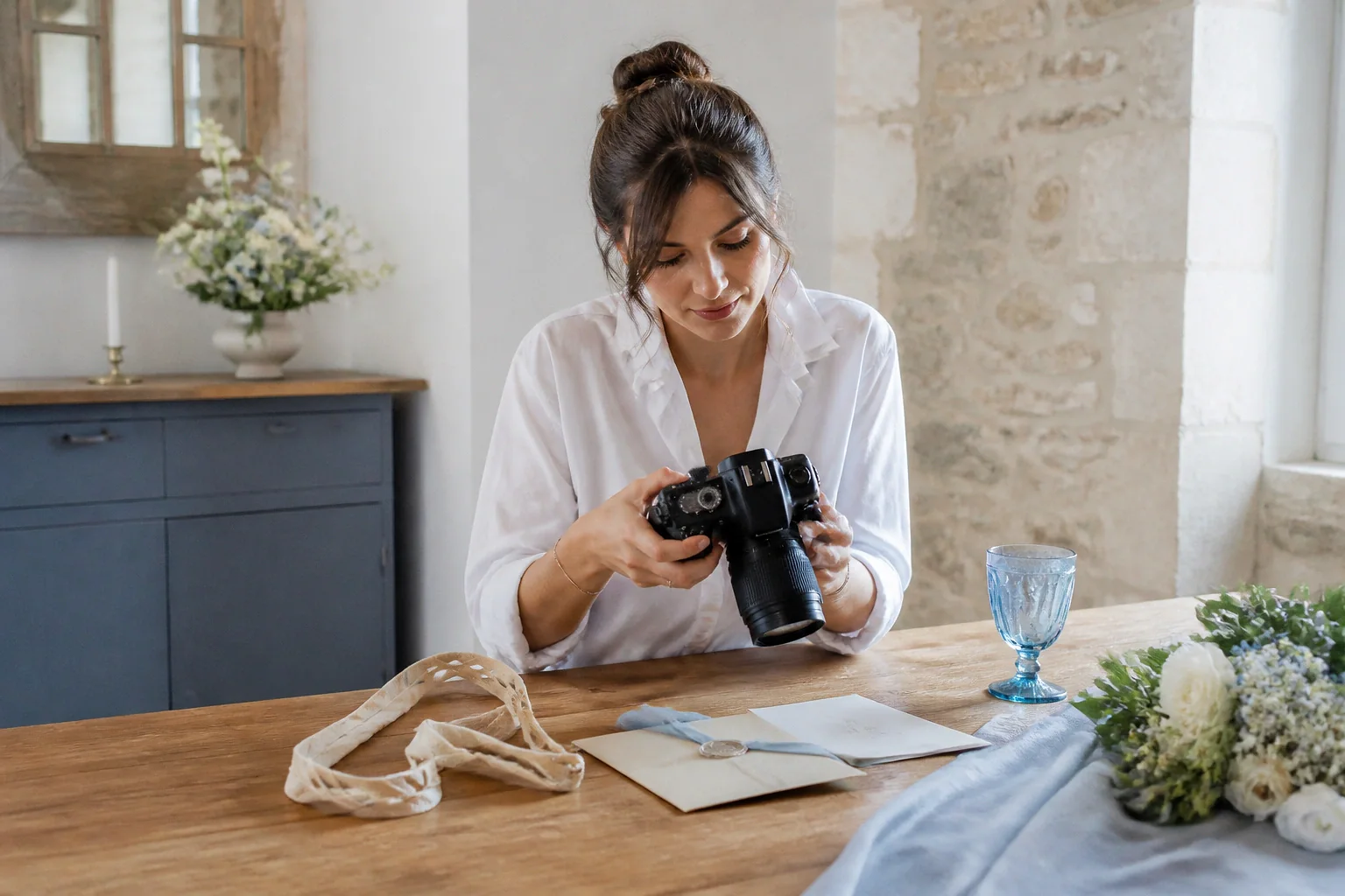 Appareil photo et accessoires de reportage de mariage — illustration générée par IA