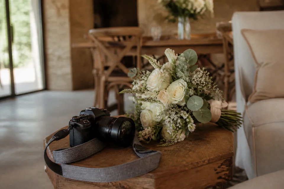 Appareil photo et accessoires de reportage de mariage — illustration générée par IA