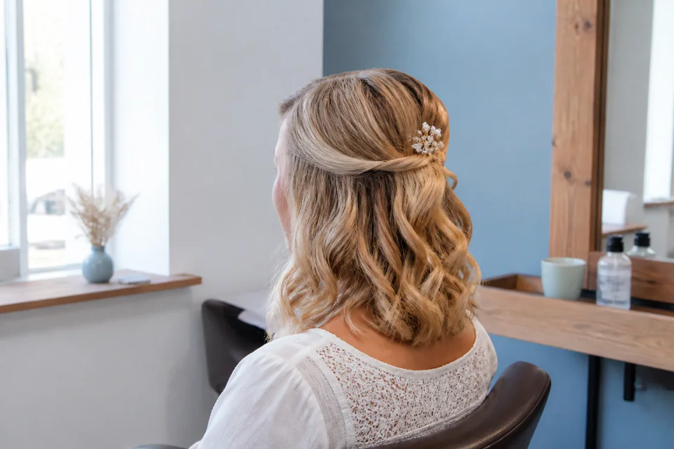 Coiffure de cérémonie vue pendant la préparation — illustration générée par IA