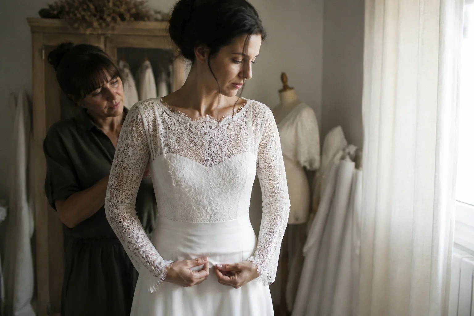 Robe de mariée dans un atelier de confection — illustration générée par IA