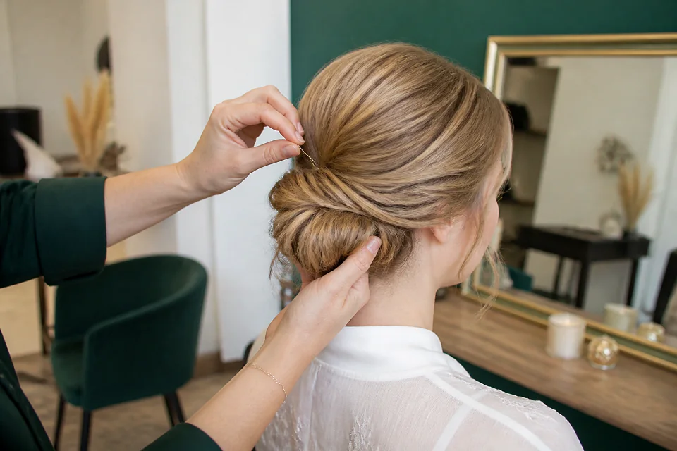 Coiffure de cérémonie vue pendant la préparation — illustration générée par IA