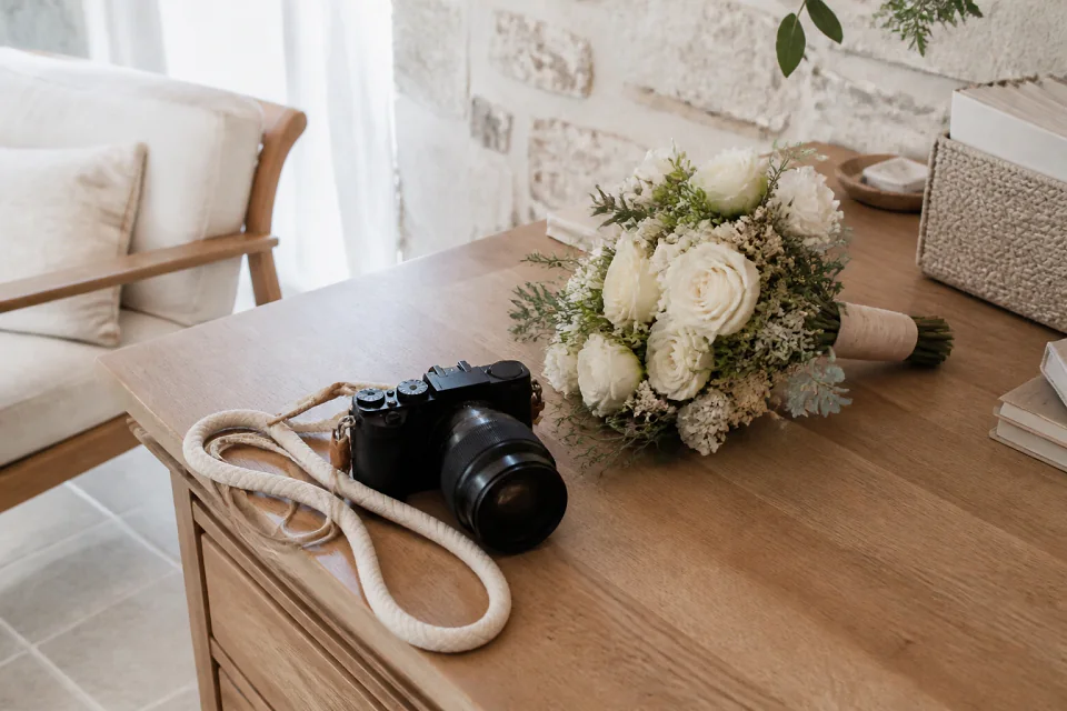 Appareil photo et accessoires de reportage de mariage — illustration générée par IA
