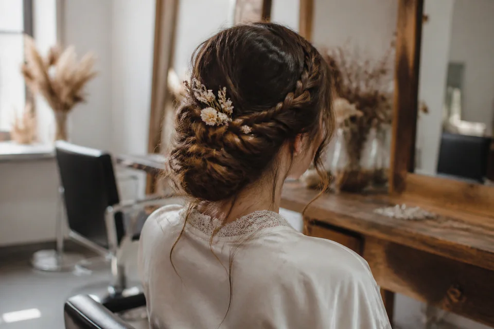 Coiffure de cérémonie vue pendant la préparation — illustration générée par IA