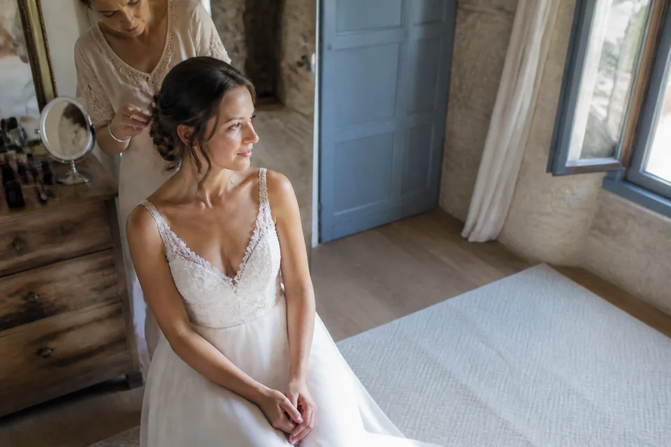 Préparation d’un maquillage de mariage — illustration générée par IA