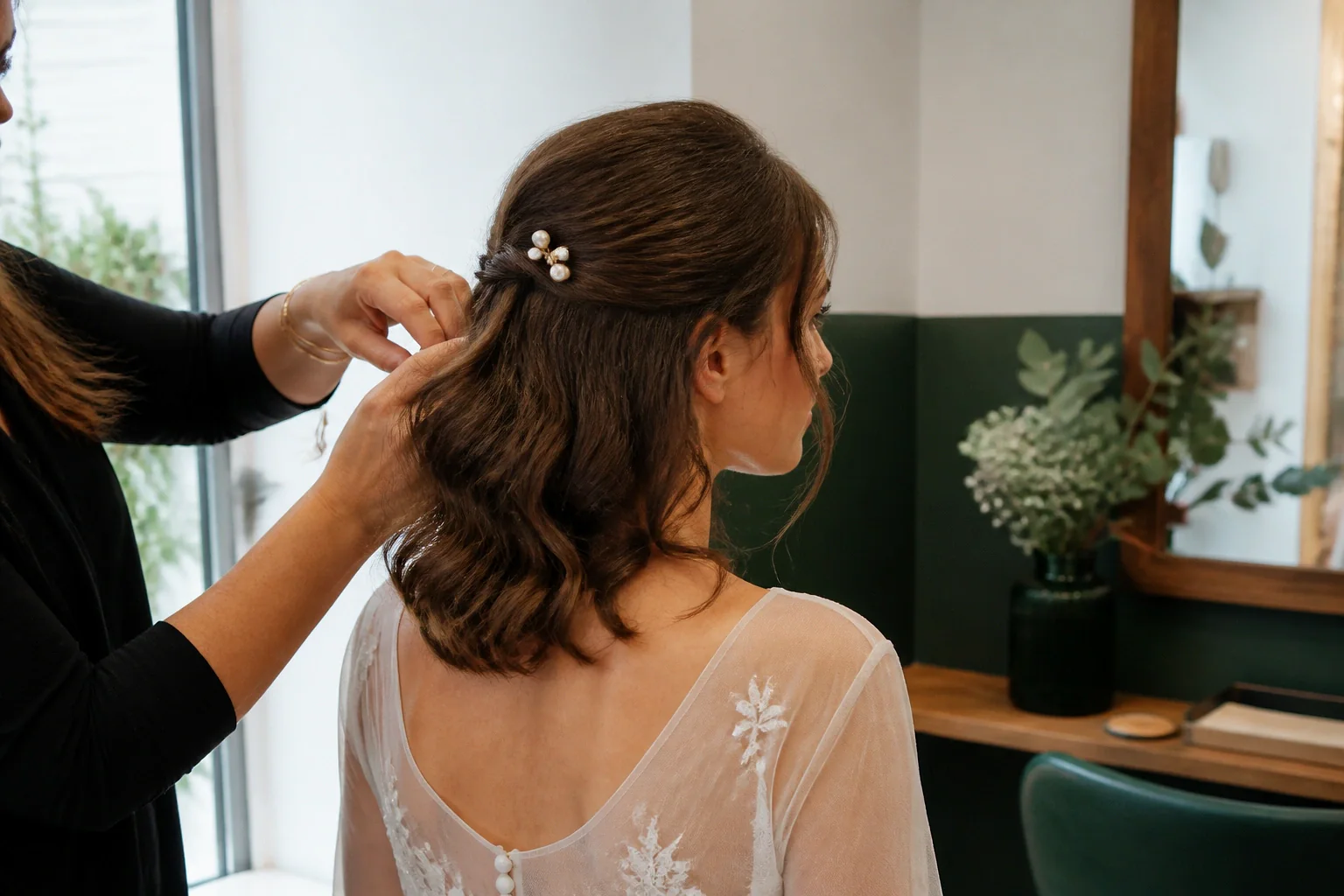 Coiffure de cérémonie vue pendant la préparation — illustration générée par IA