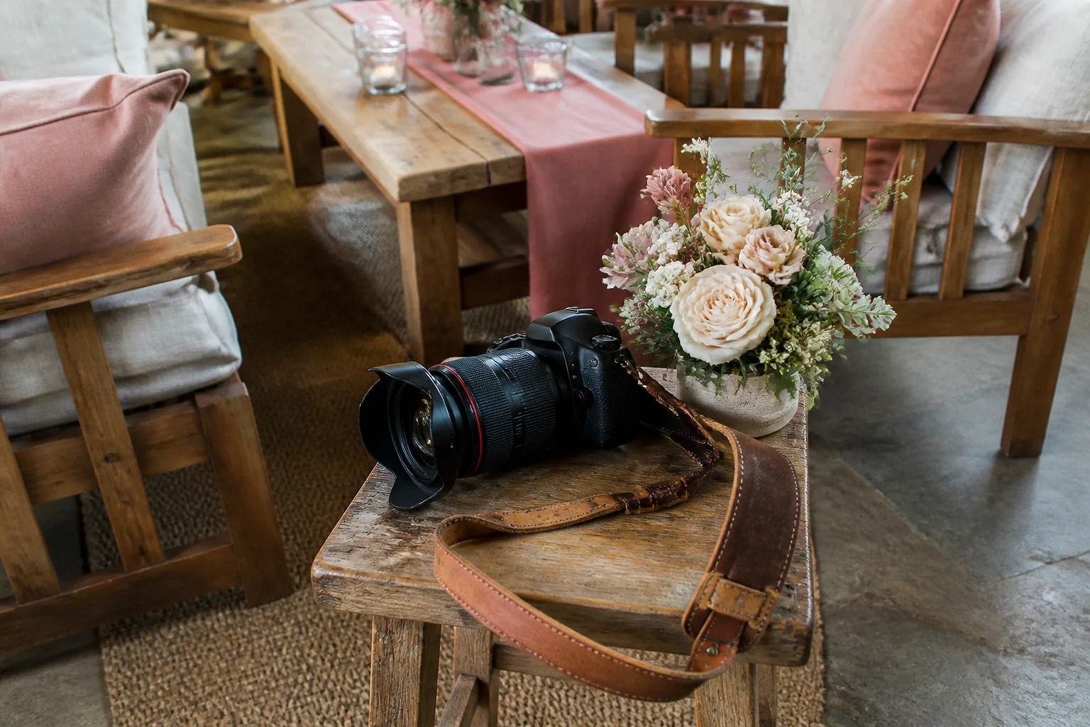 Appareil photo et accessoires de reportage de mariage — illustration générée par IA