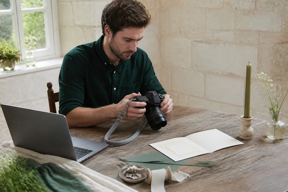 Appareil photo et accessoires de reportage de mariage — illustration générée par IA