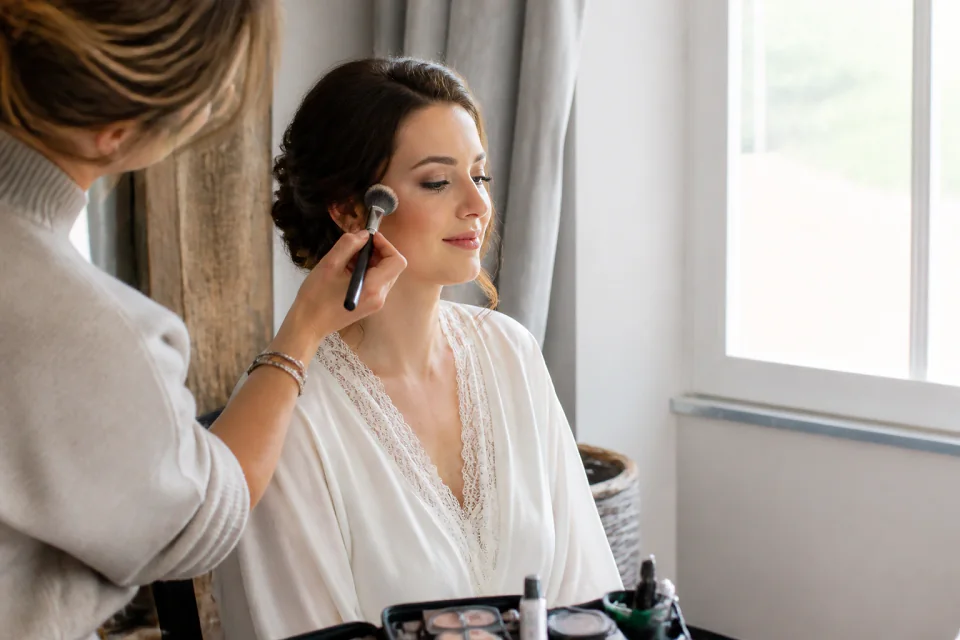 Préparation d’un maquillage de mariage — illustration générée par IA