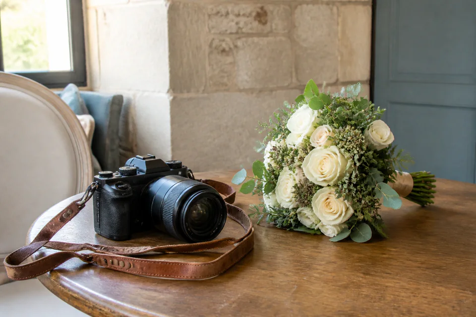 Appareil photo et accessoires de reportage de mariage — illustration générée par IA