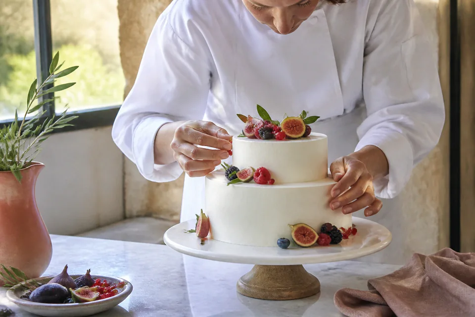 Gâteau de mariage préparé dans un atelier — illustration générée par IA