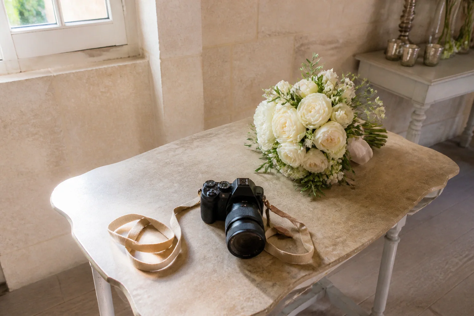 Appareil photo et accessoires de reportage de mariage — illustration générée par IA