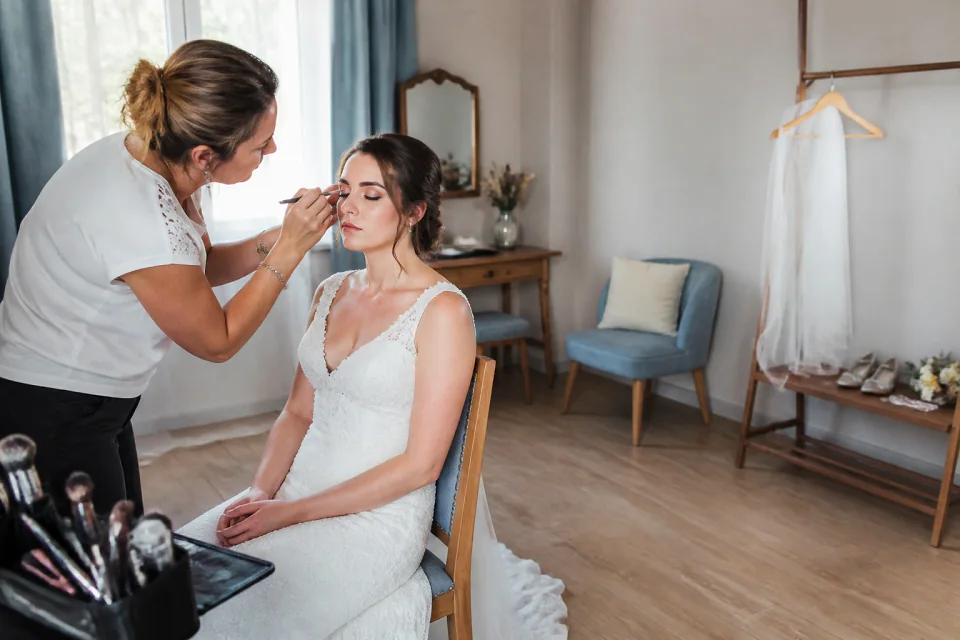 Préparation d’un maquillage de mariage — illustration générée par IA