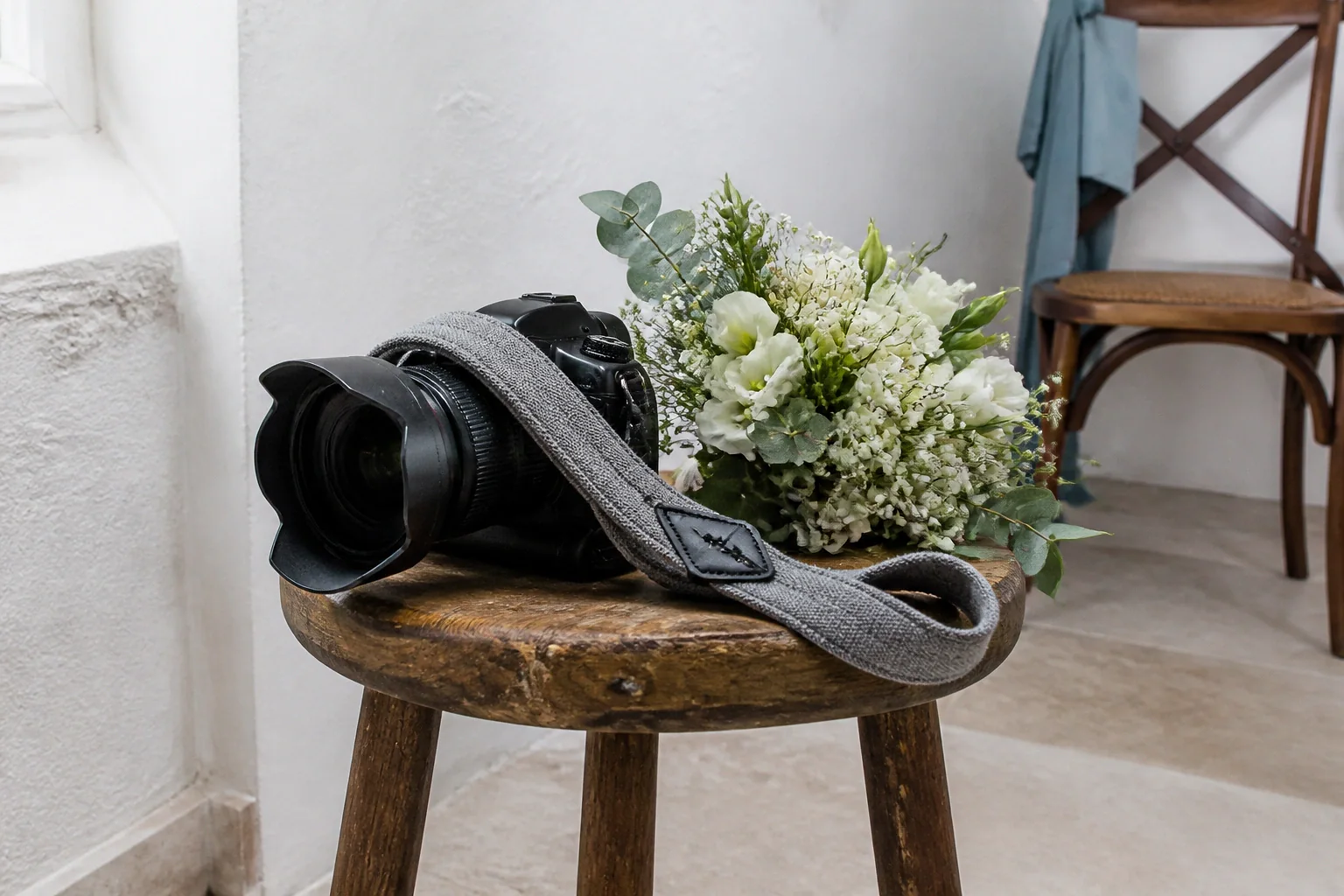 Appareil photo et accessoires de reportage de mariage — illustration générée par IA