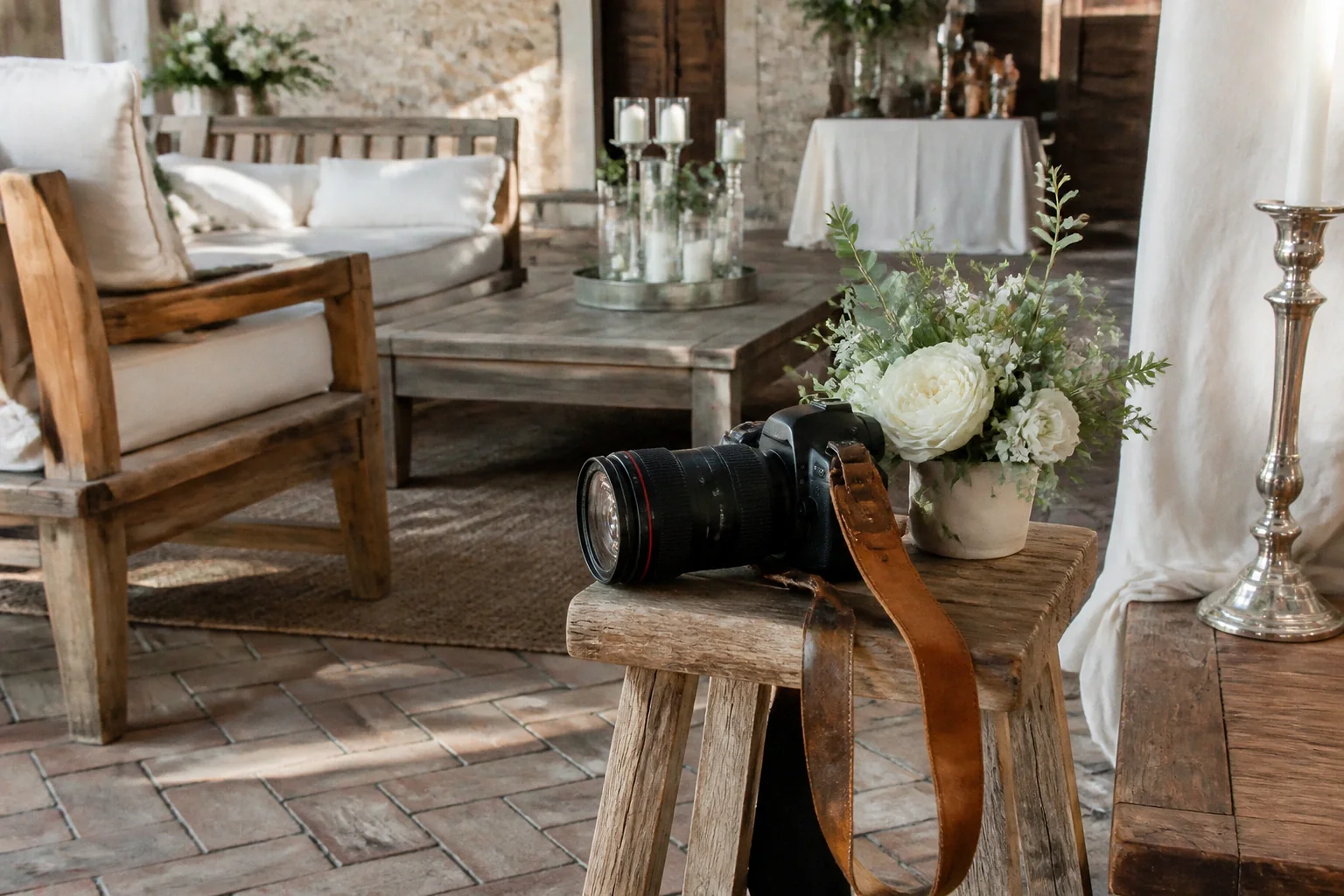 Appareil photo et accessoires de reportage de mariage — illustration générée par IA
