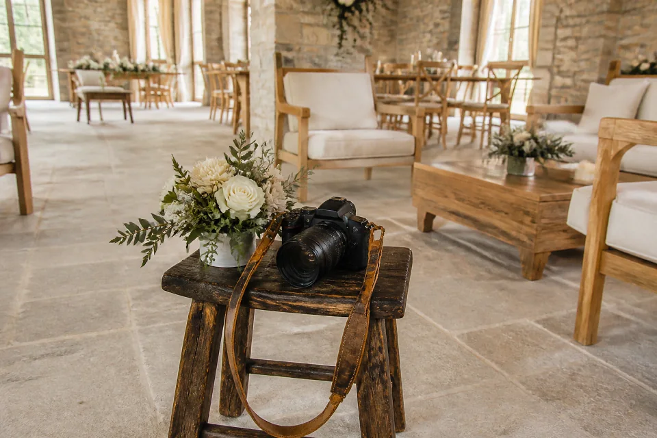 Appareil photo et accessoires de reportage de mariage — illustration générée par IA