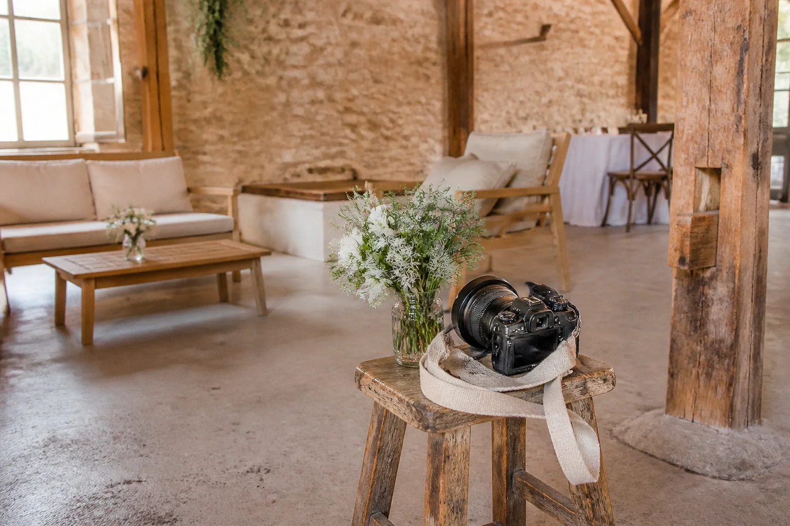 Appareil photo et accessoires de reportage de mariage — illustration générée par IA