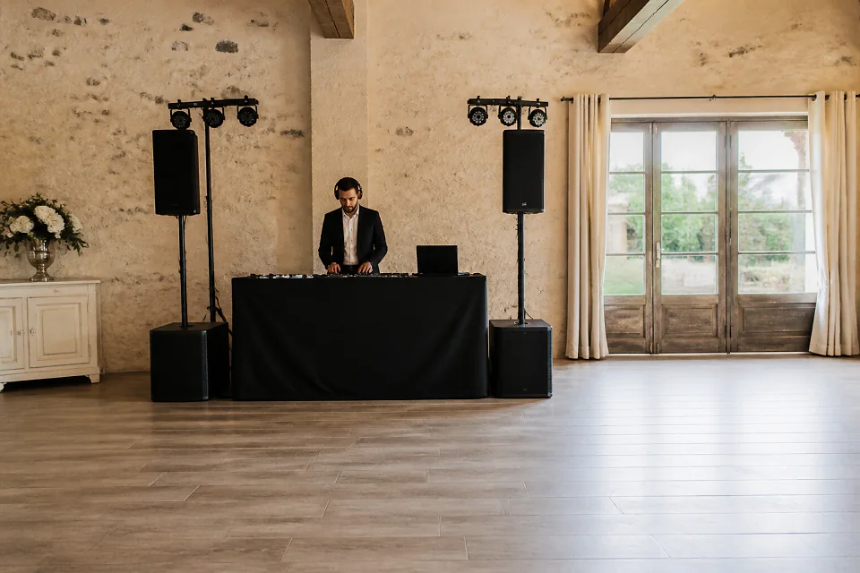Préparation musicale d’une soirée de mariage — illustration générée par IA