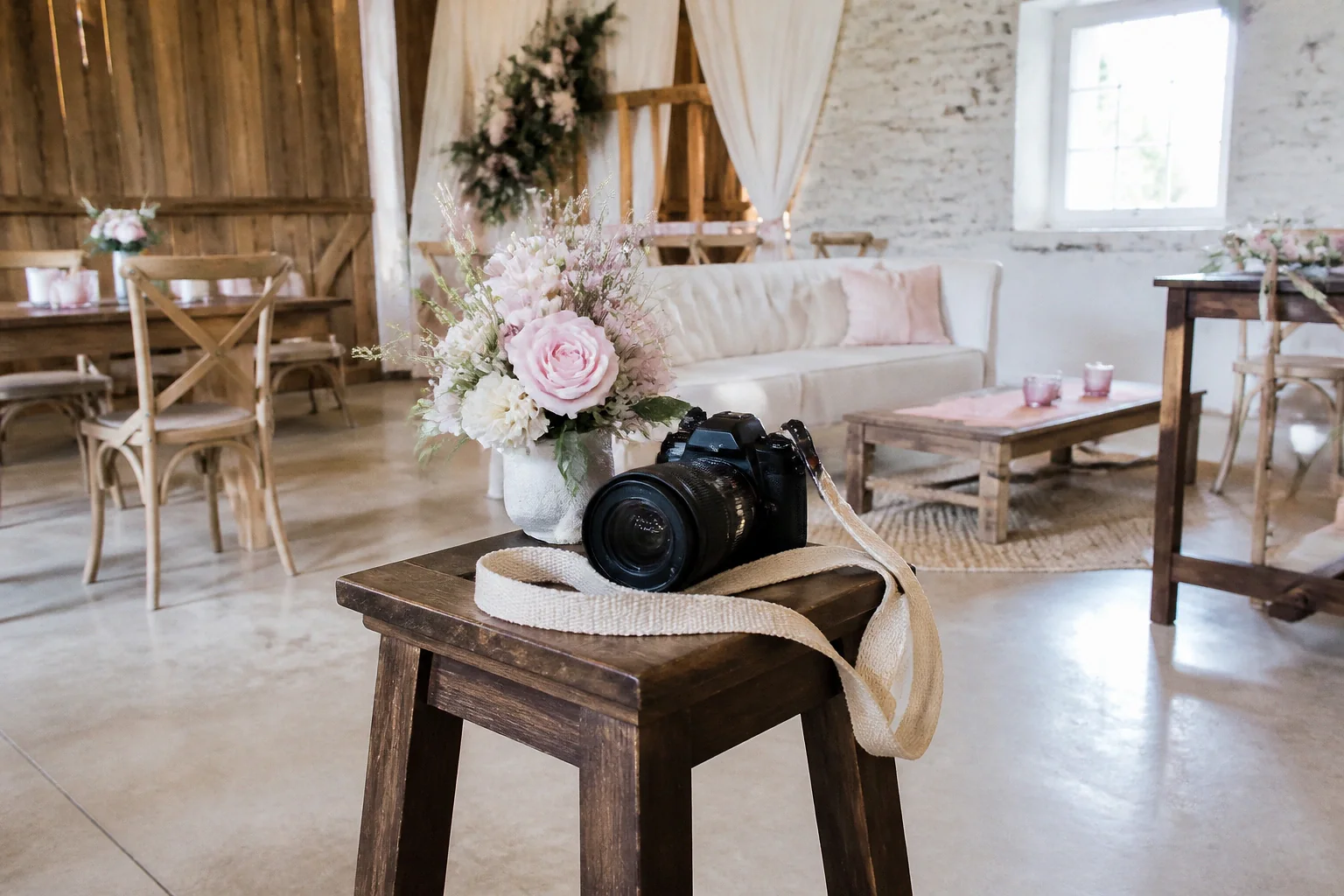 Appareil photo et accessoires de reportage de mariage — illustration générée par IA