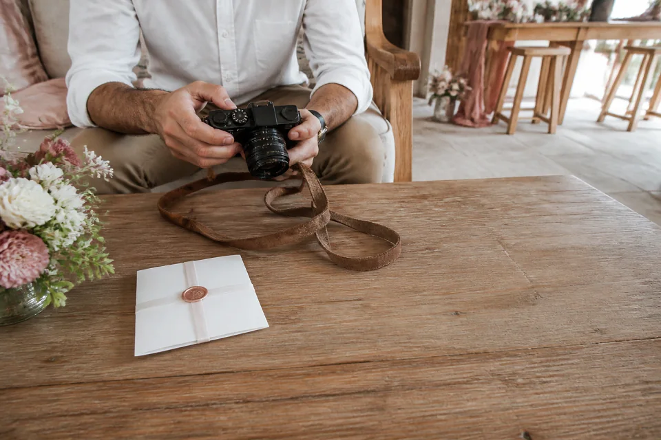 Appareil photo et accessoires de reportage de mariage — illustration générée par IA