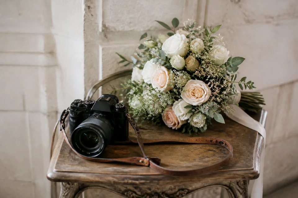 Appareil photo et accessoires de reportage de mariage — illustration générée par IA