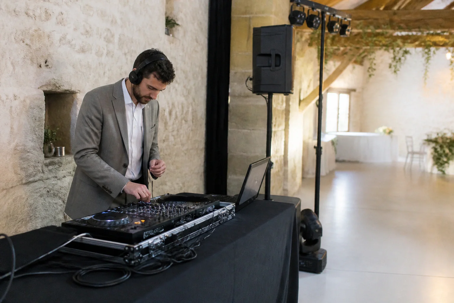 Préparation musicale d’une soirée de mariage — illustration générée par IA