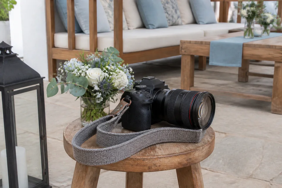 Appareil photo et accessoires de reportage de mariage — illustration générée par IA