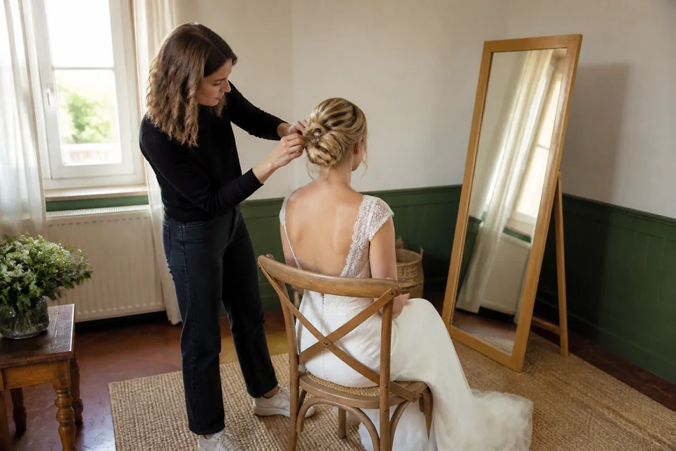 Coiffure de cérémonie vue pendant la préparation — illustration générée par IA