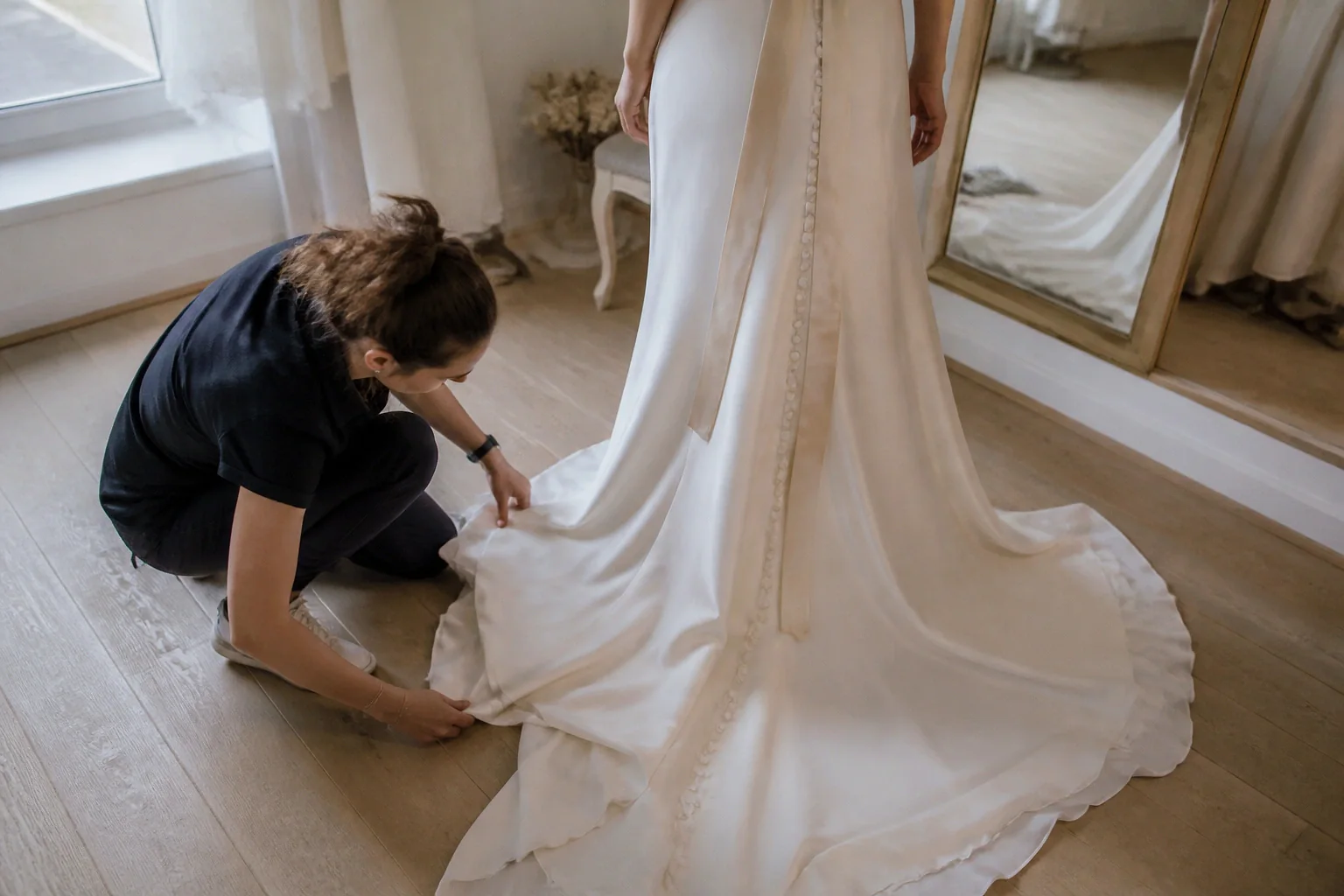 Robe de mariée dans un atelier de confection — illustration générée par IA