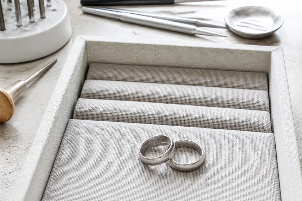 Alliances et travail de bijouterie de mariage — illustration générée par IA