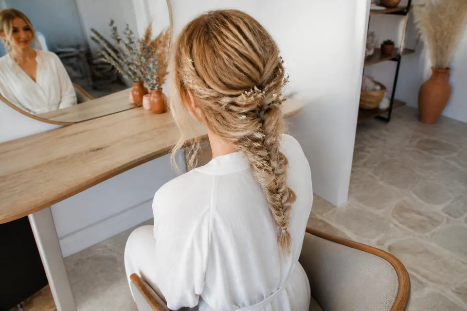 Coiffure de cérémonie vue pendant la préparation — illustration générée par IA