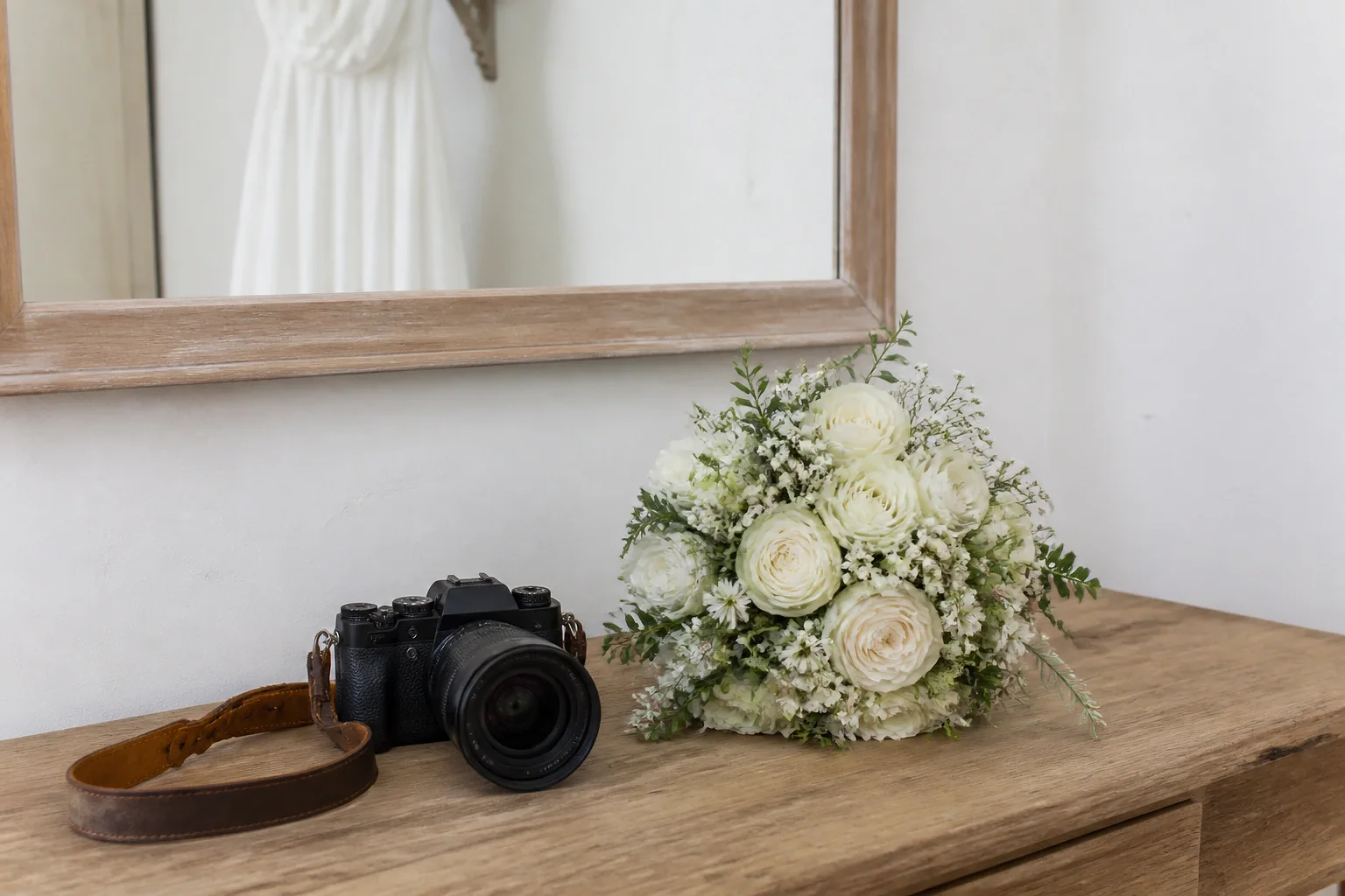Appareil photo et accessoires de reportage de mariage — illustration générée par IA