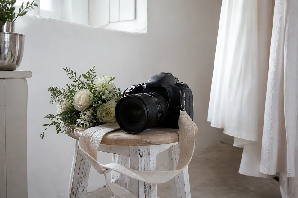 Appareil photo et accessoires de reportage de mariage — illustration générée par IA