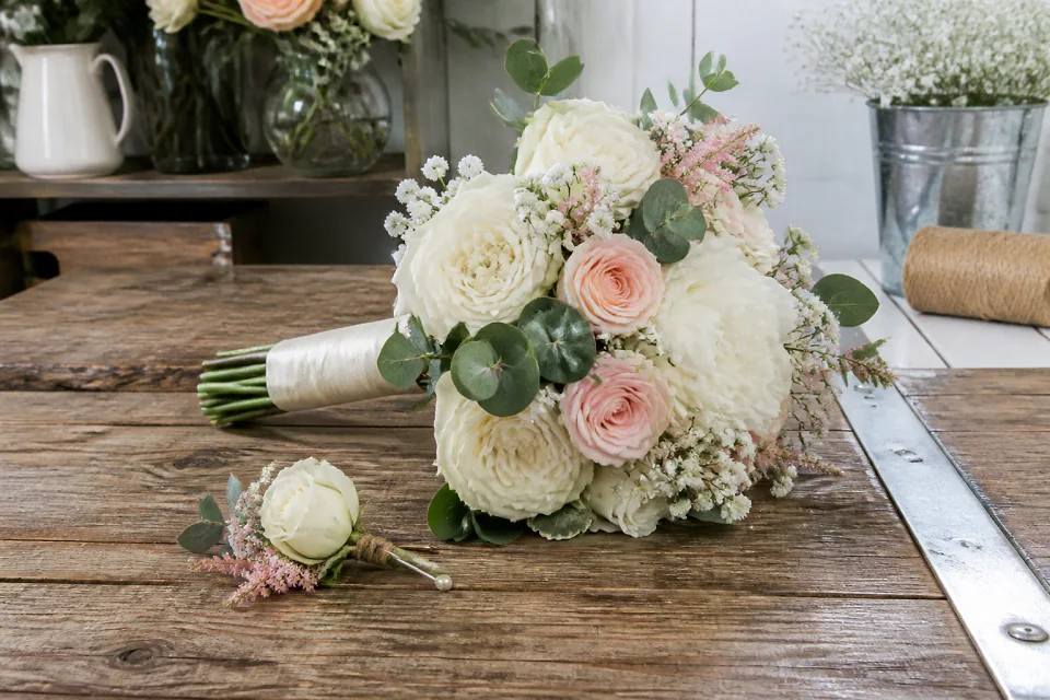 Préparation florale pour un mariage — illustration générée par IA