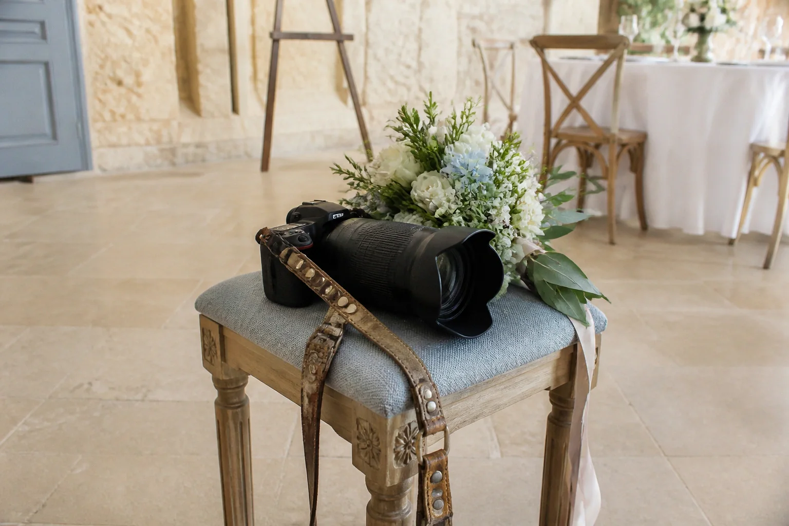 Appareil photo et accessoires de reportage de mariage — illustration générée par IA