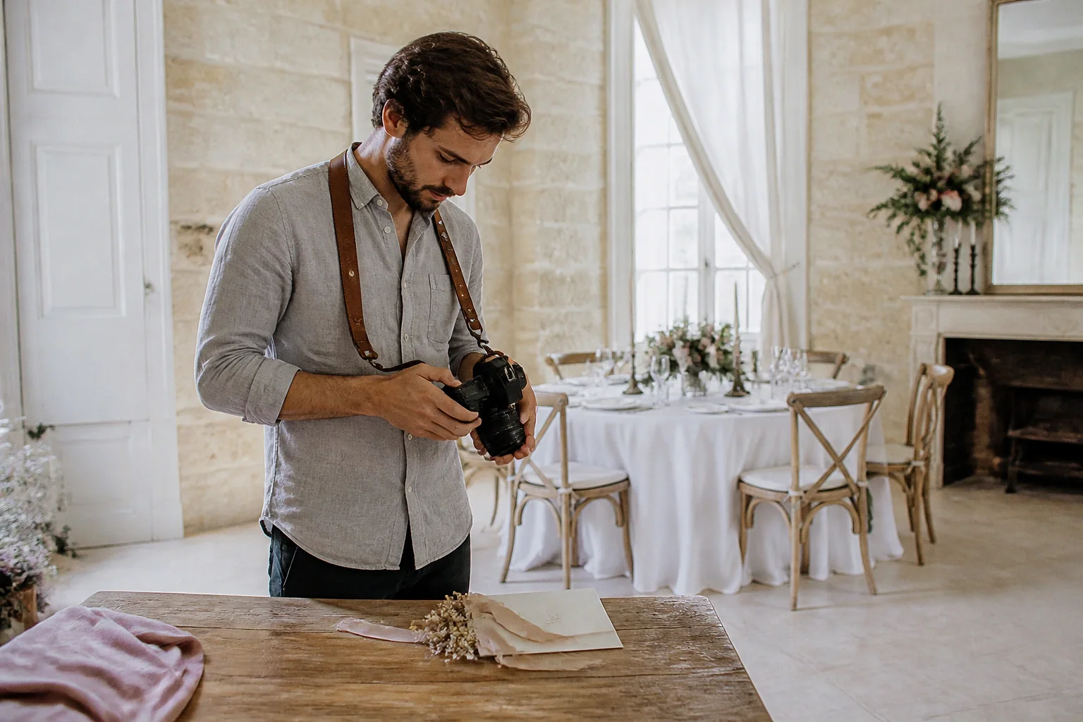 Appareil photo et accessoires de reportage de mariage — illustration générée par IA