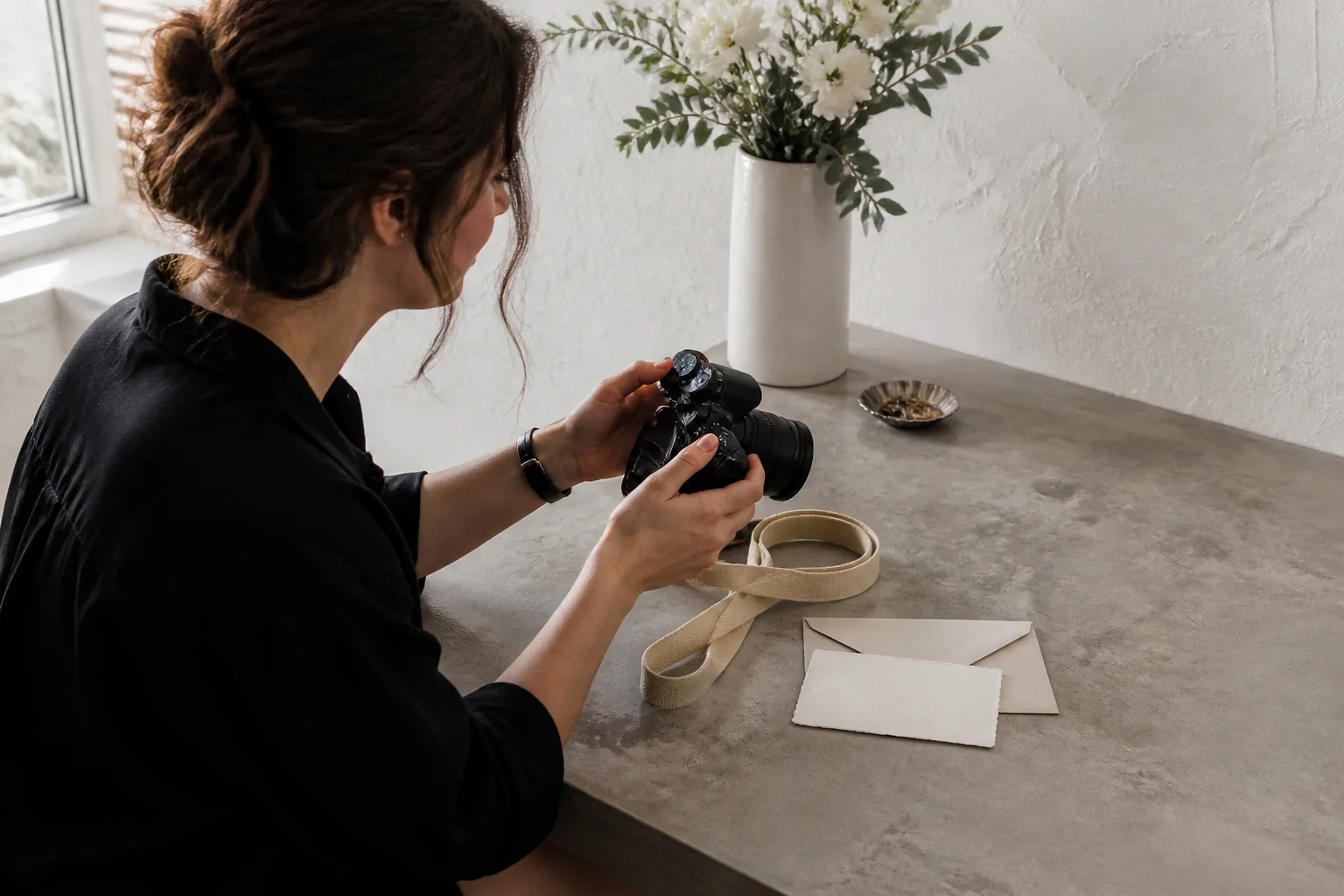 Appareil photo et accessoires de reportage de mariage — illustration générée par IA