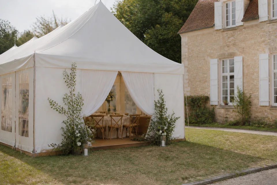 Tente aménagée pour une réception de mariage — illustration générée par IA