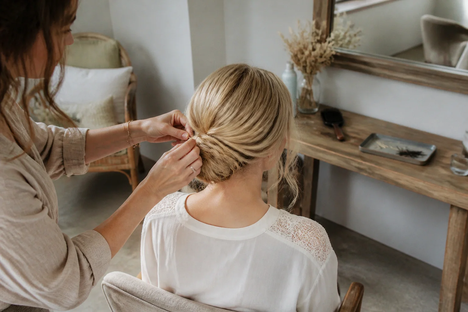 Coiffure de cérémonie vue pendant la préparation — illustration générée par IA
